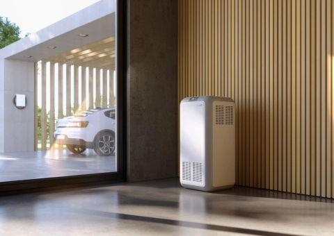 Ein Stromspeicher in einem modernen Wohnhaus platziert.